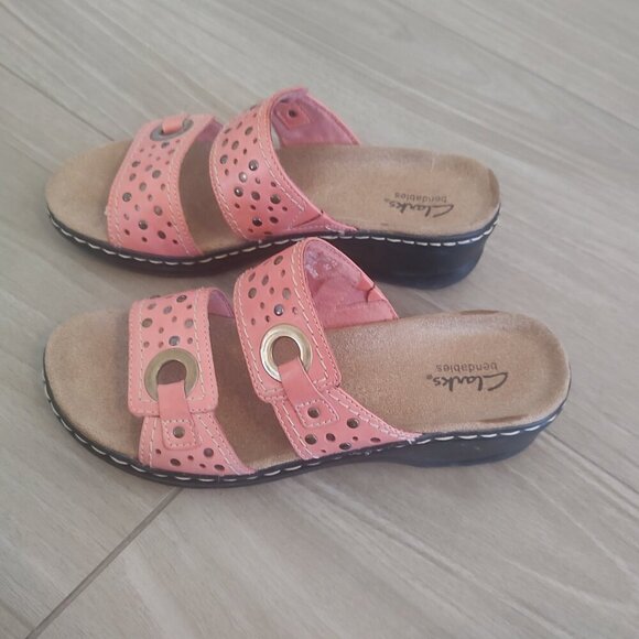 CLARKS BENDABLES LEATHER WEDGE SANDALS - Picture 3 of 7